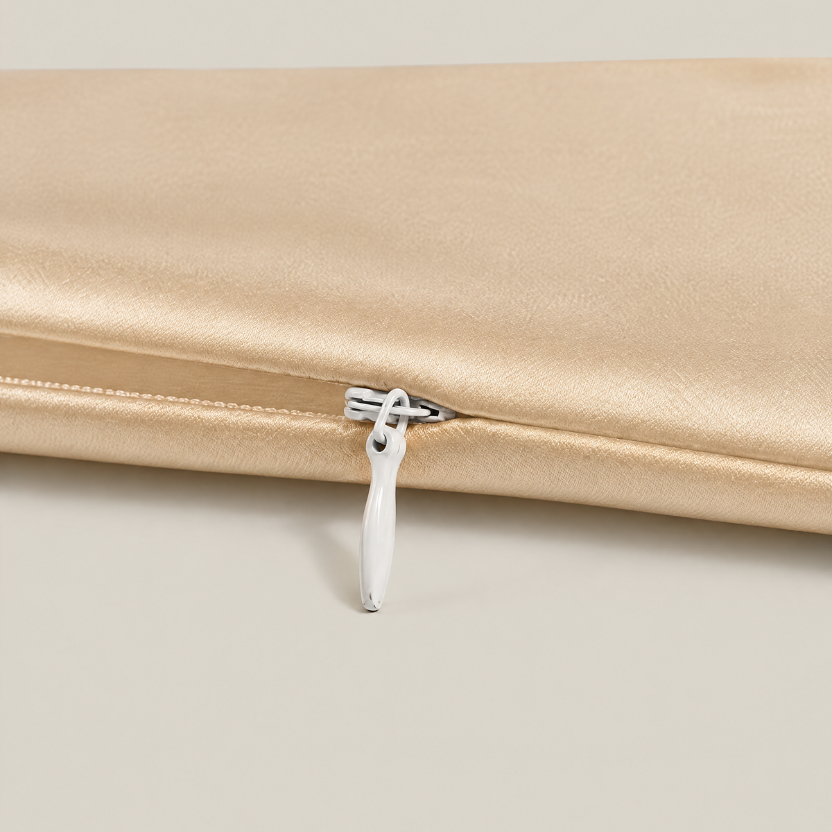 Hidden zipper closure on mulberry silk pillowcase