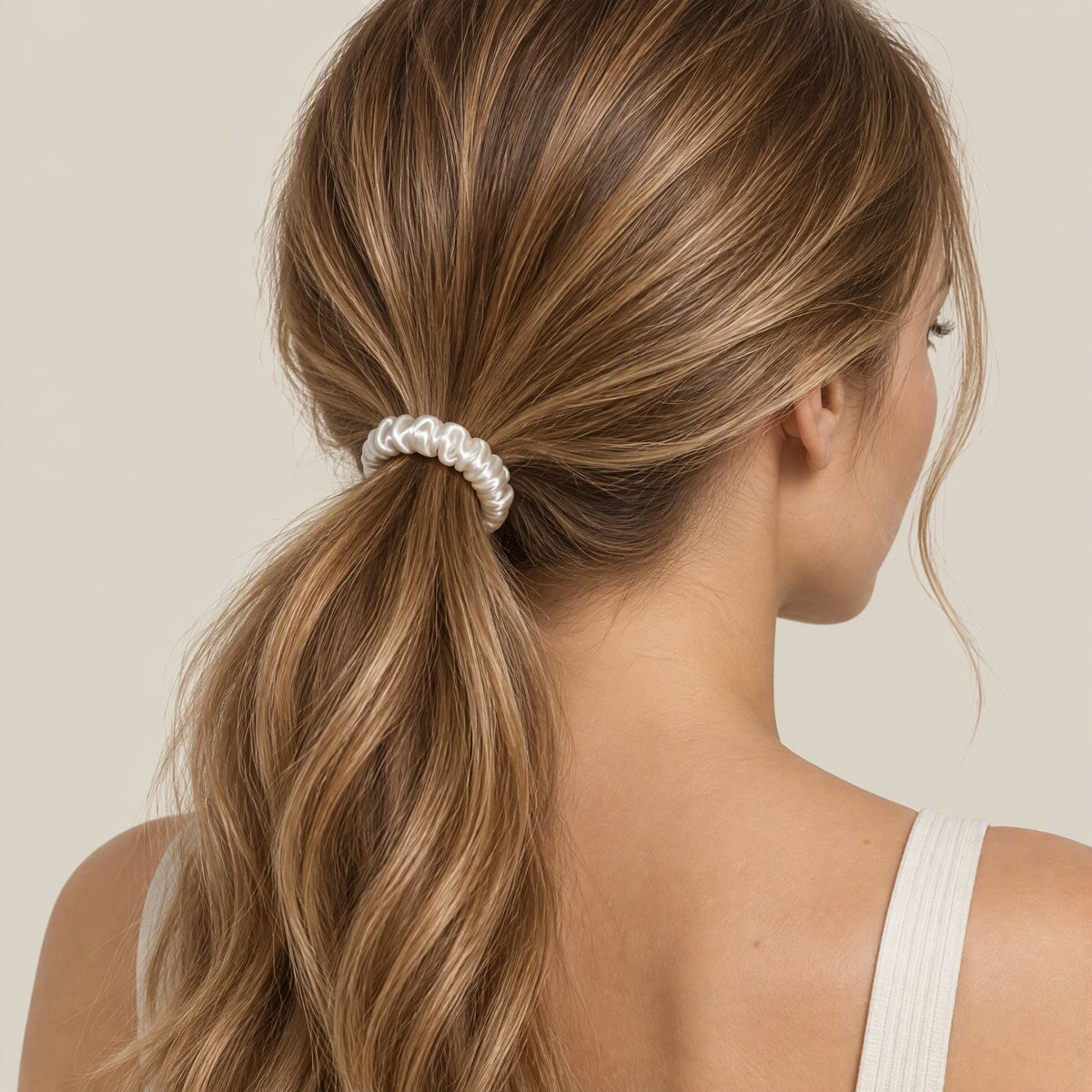 Model wearing the 1 cm slim mulberry silk hair tie