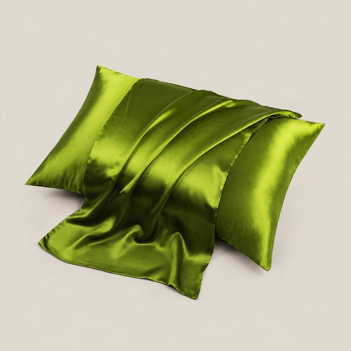 Close-up of 19 Momme silk pillowcase hidden zipper, showcasing smooth mulberry silk fabric texture